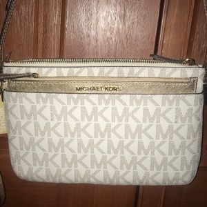 *NEVER USED* Michael Kors Jet Set Travel Messenger